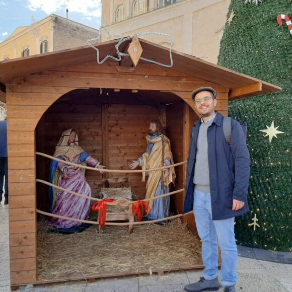 Matera: Natività d’autore in piazza Vittorio Veneto realizzata dal maestro Eustachio Santochirico insieme ai ragazzi diversamente abili della Cooperativa Oltre l’Arte