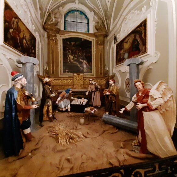 Matera: nella chiesa di San Francesco d’Assisi un presepe artistico con personaggi di cartapesta a grandezza naturale